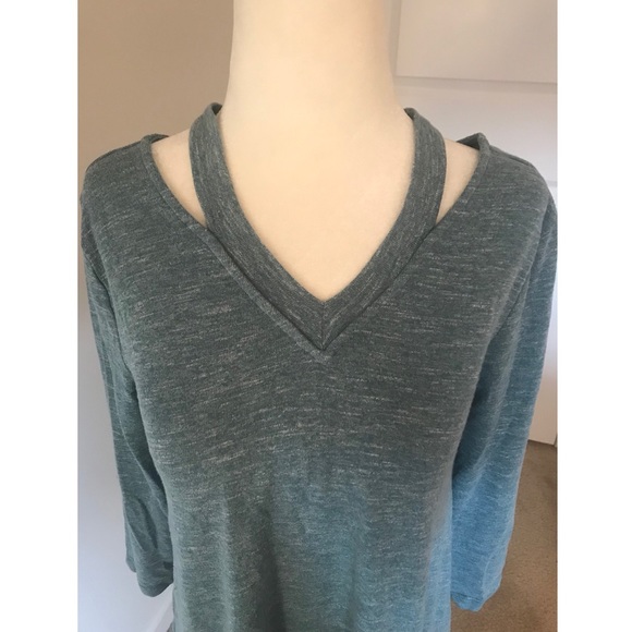 ✨ SALE ✨• Turquoise Flowy Shirt • - Picture 3 of 3